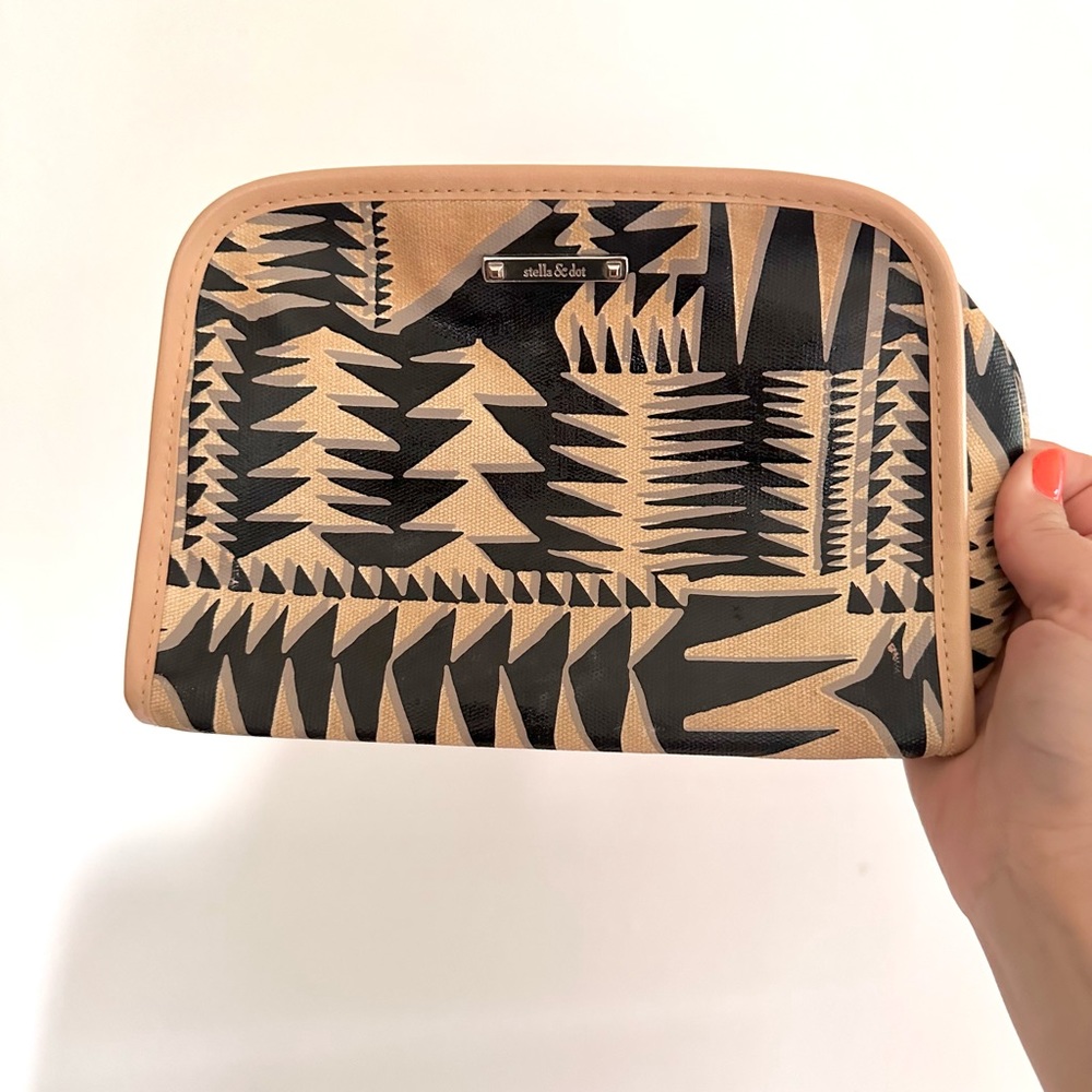 Stella and Dot Aztec Makeup Bag Clutch Beige Black Zip Closure Travel Bag